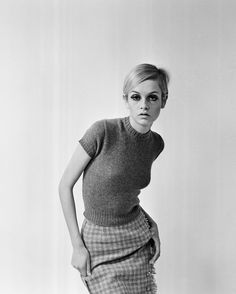 Twiggy pictured in the October 1966 shoot for The Mirror and Herald, by Ron Burton. #twiggy #1960s #60s #model #fashion #burton #photoshoot #blackandwhite Twiggy Art Print, Twiggy Tshirt, Twiggy Photoshoot, Twiggy 60s Fashion, Twiggy Aesthetic, Twiggy Outfits, Twiggy Lawson, Twiggy 60s, Styling Moodboard