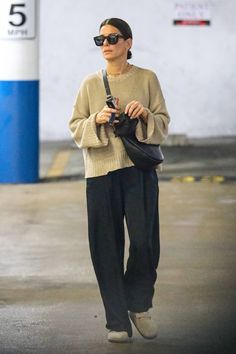 paparazzi Sandra Bullock, Fall 24, Pantalon Large, Fall Winter 2024, Outfit Inspo Fall, Fashion Mistakes, Mom Outfits