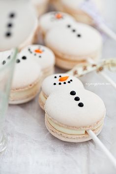 there are some cookies that have been decorated to look like snowmen