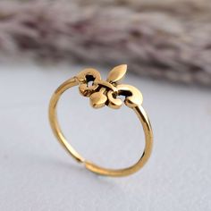 Handmade design Brass Ring, vintage ring, 14K Gold Ring, gifts for her, statement ring, wedding ring, boho ring, mom gifts, flower ring Welcome to My shop! We provide the Excellent quality Jewelry to our Customers. Customer satisfaction is our first priority. All sizes are available for any query contact us. Handmade Items PRODUCT              :-   Flower Ring Material                 :-    Brass or sterling Silver 925    We have Brass rings in all size for both men and women. We always use precious and semi precious gemstone for making jewelry.If you have any design in your mind so please let us know we will try our best to made it( For customization Making charges will apply). we give fast delivery service . If you have any questions or problem please contact us :- ♥Thank you for Visitin Ring Gifts, Ring Flower, 2 Rings, Shipping Services, Unique Ring, Boho Ring, Brass Ring, Surprise Gift, Mom Gifts