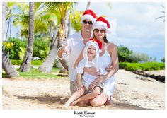 Christmas Family Photos With Baby, Beach Christmas Card Photo, Vacation Poses, Beach Pictures Kids, Frame Photography, Portraits Ideas, Hawaii Christmas