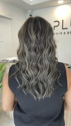 Highlight Hair, Highlighted Hair, Going Grey, Brown Hair With Blonde Highlights, Hair Idea, Hair Techniques, Long Hair Color, Ash Blonde Hair