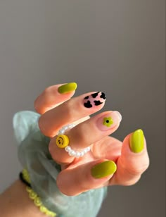 Bobby Pin Nail Art Simple, Dotting Tool Nail Art Ideas, Dopamine Nails, Duo Nails, Green Flower Nails, Green And Black Nails, Dotted Nail Art, Spring Time Nails, Minimal Nails Art