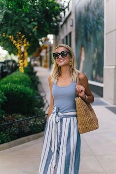 26 Cute Beach Outfit Ideas To Try Out This Summer - MorningKo Beach Holiday Outfits, Holiday Outfit Inspiration, Beach Outfit For Women, Cute Beach Outfits, Holiday Outfits Summer, Fall Fashion Skirts, Holiday Outfits Women, Summer Holiday Outfits, Beach Vacation Outfits