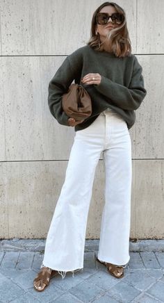 Fall Outfits For Long Torso, Classic Outfit Inspiration, Madewell Inspired Outfits, 2023 Nyc Street Style, Edgy Chic Minimalist Style, Neutral Style Fashion Minimal Classic, Classic Modern Fashion, Buissnes Casual Outfits Woman Midsize, French Countryside Aesthetic Outfits