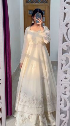 White Anarkali Pakistani, Wedding Desi Outfit, White Wedding Dresses Indian, Desi White Dress, Dresses For Pakistani Wedding, Off White Anarkali Dress, Desi Dress Pakistani Outfits, White Dress Indian Anarkali, Off White Dress Pakistani