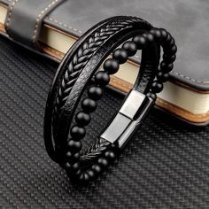 Aquí hay una pulsera de cuero multicapa estética en color negro. Imprescindibles en su colección de brazaletes, estos elegantes brazaletes de cuero son perfectos para su uso diario, por lo que son duraderos y modernos al mismo tiempo. Con materiales de calidad, y estos esposas son cómodos de usar y fáciles de mantener. Género: Unisex Estilo: Casual/Ropa de calle Material: Cuero Longitud: 6 pulgadas, 7 pulgadas, 8 pulgadas, 8,6 pulgadas Black Metal Wrap Bracelet For Gift, Elegant Black Metal Braided Bracelets, Trendy Black Metal Beaded Bracelets, Black Faux Leather Jewelry As Fashion Accessory, Elegant Black Metal Wrap Bracelet, Elegant Black Wrap Bracelet, Casual Black Leather Beaded Bracelets, Adjustable Black Leather Bracelets, Casual Black Beaded Bracelets