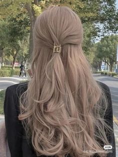 Ash Brown Hair With Golden Highlights, Cool Light Hair Color, Korean Light Hair, Ash Colored Hair Blonde, Hair Colour Korean Style, Korean Hair Inspiration, Hair Korean Style Girl, Milk Tea Blonde Hair Color Asian, Korean Hair Blonde