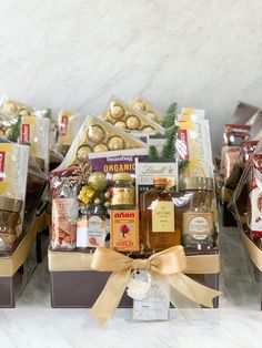 the gift baskets are filled with different types of food