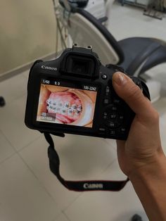 "" explora el fascinante mundo de la fotograf��a dental, donde cada imagen cuenta una historia. Este arte especializado no solo resalta la belleza de una sonrisa, sino que tambi��n documenta la salud bucal de manera creativa. Orthodontic Assistant Aesthetic, Orthodontic Aesthetic, Orthodontics Aesthetic, Dental Assistant Aesthetic, Dentist Career, Braces Dentist, Dental Photos, Work Vision Board