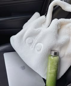 A fuzzy Alo brand bag with an apple laptop and green smoothies in an aesthetic water bottle sitting in a car seat. Riley Saurage Aesthetic, Alo Aesthetic, Electronic Aesthetic, Studera Motivation, Pilates Gym, Healthy Lifestyle Inspiration, Sporty And Rich, Alo Yoga