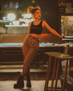 Top Best 90s chola fashion For women 2023 Goth Outfit, Fest Outfits, Tokyo Street Fashion, Grunge Look, Alternative Outfits, Pool Table, Komplette Outfits