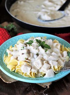 a bowl of pasta with chicken and cream sauce