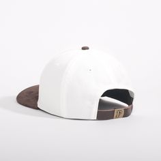 Chapeau structuré à 6 panneaux

 Applique en feutre FG

 Visière en coton/suédine

 Bracelet en cuir à l'arrière

 Fermoir F en laiton Dos Adjustable Six-panel Brown Baseball Cap, Brown Adjustable Six-panel Baseball Cap, Brown Flat Brim Baseball Cap One Size, Brown Flat Brim Baseball Cap, One Size Fits Most, White Flat Cap For Outdoor, Adjustable White Flat Cap, Outdoor White Flat Cap, Adjustable Brown Flat Brim Dad Hat, Brown Flat Brim Dad Hat