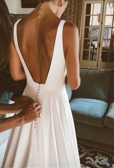 the back of a woman's dress is shown