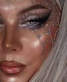 Halloween Glitter Makeup Ideas, Red Jewels Makeup, Cute Simple Halloween Makeup Ideas, Maquillage Halloween Simple, Spider Makeup, Halloweenský Makeup, Halloween Make-up Looks, Holloween Makeup, Drag Make-up