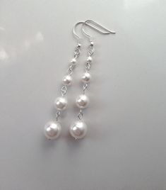 These 925 sterling silver earrings feature a beautiful drop of 4 high-end crystal pearls in varying sizes. Perfect addition to your wedding day outfit, prom, or any special occasion.  Comes in a gift box, perfect for gift-giving.  Available in white, ivory, light pink, light grey, and dark grey.  Made with 4mm, 6mm, 8mm, and 10mm Austrian crystal pearls.  Also see my pearl drop earrings made with 3 pearls: https://www.etsy.com/listing/98013860/swarovski-pearl-drop-earrings-pearl Pearl And Silver Earrings, Silver And Pearl Earrings, Prom Jewelry Silver, Dangly Pearl Earrings, Diy Pearl Earrings, Silver Prom Jewelry, Wedding Day Outfit, Hope Core, Dangle Pearl Earrings