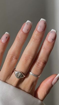 If you're planning your Christmas nails ahead of time, you'll want to check out these stylish Christmas nail ideas. There are so many classy and minimal ideas on this list that work with any style! Milky Nails, Square Nail Designs, Colorful Nails, Christmas Gel Nails, Short Square Nails, Christmas Nails Acrylic, 2023 Trends, Festival Nails