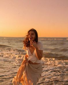 Summer Vibe Photoshoot, Beach Woman Photoshoot, Sunset Aesthetic Photoshoot, Solo Beach Pics Aesthetic, Aesthetic Pictures Women, Sunset Outfits Beach, Cute Summer Photoshoot Ideas