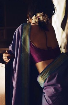 Date Night Saree Look, Saree Photoshoot Aesthetic, Clean Spring Aesthetic, Saree Back Photoshoot, Aesthetic Poses In Saree, Saree Aesthetic Poses, Indian Aesthetic Art, Indian Aesthetic Saree, Aesthetic Saree Photography