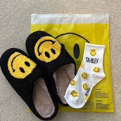 Smiley Face Slippers Free Pair Of Socks Size Women’s 10-11 Or Men 8-9 New Slippers Aesthetic, Smile Slippers, Smiley Face Socks, Smiley Slippers, Smiley Socks, Smiley Face Slippers, Socks Men, S 10, Smiley Face