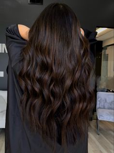 Balayage highlights chocolate brown Deep Chocolate Brown Hair With Dimension, Hair Color Balayage Brunette, Dark Dimensional Hair Brunettes, Rich Brunette Balayage, Castaño Chocolate, Brunette Ideas, Hair Colora, Light Brunette Hair, Balayage Hairstyle