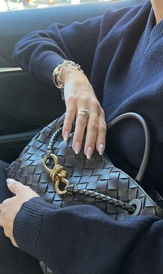 Bottega Shoulder Bag, Small Andiamo Bag, Bottega Bag Aesthetic, New Bottega Bag, Botega Bag Outfit, Bottega Veneta Bag Andiamo, Bottega Andiamo Bag Outfit, Andiamo Bag Outfit, Bottega Veneta Andiamo Bag