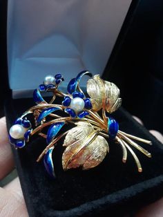 Stunning 18k Yellow Gold, Blue Enamel, Cultured Pearl Italian Brooch...Stamped 18k, ItalyWeight is 10 Grams.Perfect Vintage Condition..Ita a brooch, but you can put it on the Chain and wear as a Pendant. Imperial Topaz, Gold Brooch, Gold Brooches, Pearl Brooch, Women Wrist Watch, Beautiful Watches, Pearl Color, Cultured Pearls, Unique Rings