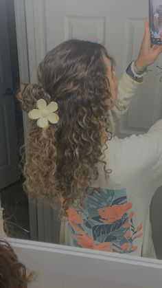 Curly Hair White Girl, Summer Curly Hairstyles, Summer Hair Ideas, Pop Hair, Highlights Curly, Highlights Curly Hair, Curly Hair Photos, Cute Curly Hairstyles, Hairstyle Inspo