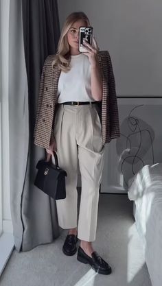 Neutral Trousers Outfit, Doc Martens Office Outfit, Women Doc Martens, Grad School Outfit, Work Outfits Women Office, Work Wear Outfits, Corporate Fashion, Stylish Fall Outfits