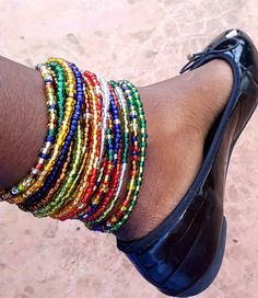 Beaded Anklets Aesthetic, Seed Beads Bracelets, Unique Beaded Bracelet, Thread Crafts, Afrocentric Jewelry, Beads Inspiration, Cute Anklets, African Bracelets, Waist Jewelry