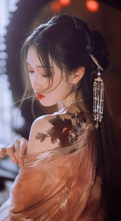 Geisha Photoshoot, Dnd Aesthetic, Female Reference, Japan Tattoo, Japanese Geisha, China Girl, Asian Inspired, Pose Reference Photo, Attractive People