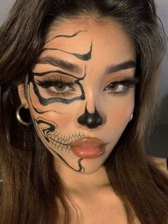 halloween skeleton makeup: simple black line in a half face Hallowen Schminke, Nem Halloween Makeup, Hot Halloween Outfits, Skeleton Makeup