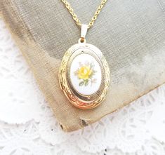 Vintage Rose Gold Locket Necklace For Wedding, Elegant Gold Locket Necklace For Wedding Gift, Vintage Gold Necklaces For Wedding Gift, Vintage Gold Jewelry For Wedding Gift, Gold Cameo Locket Necklace For Wedding, Vintage Cameo Locket Necklace For Wedding, Vintage Gold Locket Necklace For Wedding, Vintage Wedding Locket Necklace Hallmarked, Vintage Hallmarked Locket Necklace For Wedding