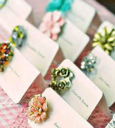 gather vintage brooches from family members, flea markets, garage sales and fun little thrift shops and make these easy escort cards- DIY weddings idea Vintage Place Cards, Boda Diy, Bridesmaid Luncheon, Bridal Luncheon, Vintage Diy, Diy Vintage, Wedding Places, Wedding Place Cards, Vintage Brooch