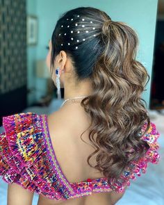 Hairdo With Pearls, Hairstyle With Stones, Hair Gem Hairstyles, Poni Hairstyle Simple Wedding, Hair With Pearls In It, Pearl Hairstyles Wedding, Pony Hairstyles For Wedding, Hair Pearls Hairstyles, Pony Hairstyles Wedding Indian