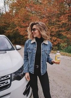 Where To Buy Jeans, How To Wear Jeans, Rihanna Street Style, Jean Jacket Styles, Outfits Cold, Casual Denim Jacket, Outfits Jeans, Street Style Fall Outfits, White Denim Jacket