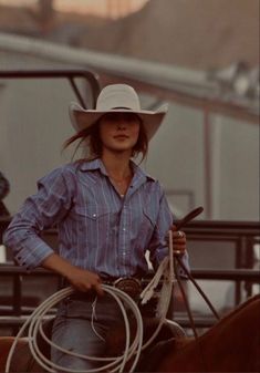 rodeo cowgirl #cowboy #cowgirl #country Punchy Cowgirl Outfits, Rodeo Pictures Ideas, Country Aesthetic Outfit, Rodeo Pictures, Farm Girl Outfits, Rodeo Clothes, Rodeo Fits, Ranch Outfits, Mode Country