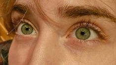 natural green eyes with long lashes Brown Hair Green Eyes Face Claim, Dull Green Eyes, Striking Green Eyes, Eyebrows Aesthetic Natural, Green Eyes In The Sun, Light Eyes Aesthetic, Eye Colors Aesthetic, Feline Eyes Natural, Meadow Green Eyes