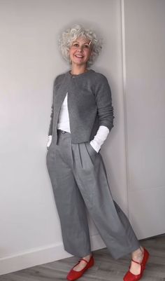 Stylish Middle Aged Women, Senior Women Over 60 Fashion, Grey Trousers Outfit Women Casual, Outfit Ideas Grey Pants, Street Style 2024 Fall, Style In Your 40s For Women, Grey And Red Outfits, Grey Pants Outfit For Work Women, Stylish Older Women Over 60