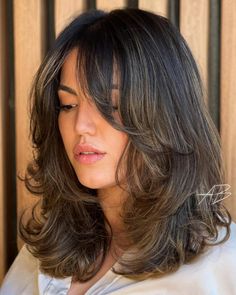 Bob With Layers Thick Hair, Mid Length Butterfly Haircut With Bangs, Haircut Ideas Medium Length Wavy, Haircuts Middle Part, Mid Length Butterfly Haircut, Mid Length Haircut With Layers, Middle Length Haircut, Medium Length Layered Hair, Medium Brunette Hair