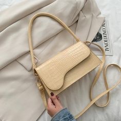 Brand Name: SWDFShape: FLAPHandbags Type: Shoulder BagsTypes of bags: Shoulder Crossbody BagsOrigin: CN(Origin)Main Material: PUClosure Type: zipperHardness: SOFTExterior: NONEStyle: FashionModel Number: lmz0707Lining Material: PolyesterOccasion: VersatileGender: WOMENPattern Type: GeometricNumber of Handles/Straps: SingleInterior: Cell Phone PocketDecoration: BowItem Type: HandbagsWomen handbags Gender: Women/Girl/Lady/Female/FemininasStyle: Japan and South KoreaShape: Shell ShapeHandbags Type: Baguette Bags, Alligator Pattern, Designer Shoulder Bag, Brand Handbags, Fall Handbags, Handbags Designer, Elegant Bags, Crocodile Pattern, Designer Shoulder Bags