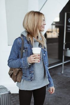 your daily dose of street style Check more at https://allthenews.website/your-daily-dose-of-street-style/ Casual Outfits Fashion, 2020 Style, Street Outfits, Look Jean, Look Of The Day, Mama Style, Make Life Easier, Mode Casual, Jacket Outfit