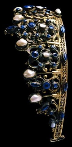 Portuguese Sapphire tiara made of gold metal, sapphires, and baroque pearls, c. 1840. Sapphire Tiara, Sapphire And Pearl, Royal Crown Jewels, Tiaras Jewellery, Royal Crowns, Pearl Tiara, Royal Jewels, Royal Jewelry, Crown Jewels