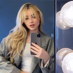 Long Hair Selena Gomez, Selena Gomez Aesthetic Lyrics, Aesthetic Lyrics Video, Aesthetic Outfit Ideas Winter, Selena Gomez Aesthetic, Sabrina Carpenter Style, Aesthetic Lyrics, Aesthetic Lockscreen, Hair Color Streaks