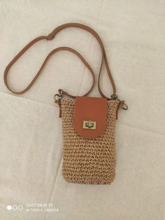 Hasır rengi, kahverengi gerçek deri saplı ve kapamalı telefon çantası Rectangular Dark Tan Shoulder Bag For Travel, Trendy Brown Portable Phone Bag, Trendy Brown Rectangular Phone Bag, Casual Beige Phone Bag For Travel, Brown Handheld Phone Bag, Beige Handheld Phone Bag For Travel, Brown Rectangular Phone Bag With Adjustable Strap, Brown Phone Bag With Removable Pouch For Everyday, Brown Pouch Phone Bag With Adjustable Strap