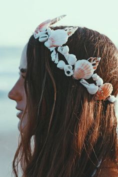 ☾ ☆☽ A dainty and delicate seashell crown for those who are looking for a subtle way to embrace their mermaid life. Measures about 3 inches at tallest point with an 18 inch diameter at smallest setting. Adjustable lace closure for one size fits all. Handmade in Santa Barbara, California. Please be Black Wreaths, Moon Mermaid, Seashell Crown, Shell Crowns, Style Hippie Chic, Flower Crown Headband