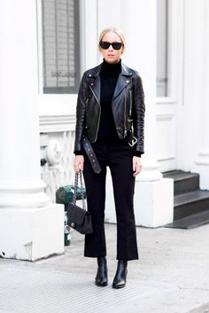 Cropped Pants Outfit, Flare Jeans Outfit, Black Flare Pants, Jeans Outfit Winter, Cropped Flare Pants, Woman In Black, Ribbed Turtleneck Sweater, Leather Jacket Outfits