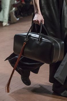 Jil Sander at Milan Fashion Week Fall 2019 - Details Runway Photos Working Outfit, Jil Sander Bag, Business Accessories, Vintage Briefcase, Mens Bags Fashion, Womens Handbags, Popular Bags, Handbags Leather, Milano Fashion Week