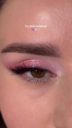 eyemakeup Inner Corner Pink Eyeshadow, Pink Eye Shadow Ideas, Pastel Pink Eye Makeup, Pink Smokey Eyes, Prom Makeup Light Pink, Glitter Makeup Pink, Pink And White Eye Makeup, Pink Halo Eye Makeup, Cute Eyeshadow Ideas Simple